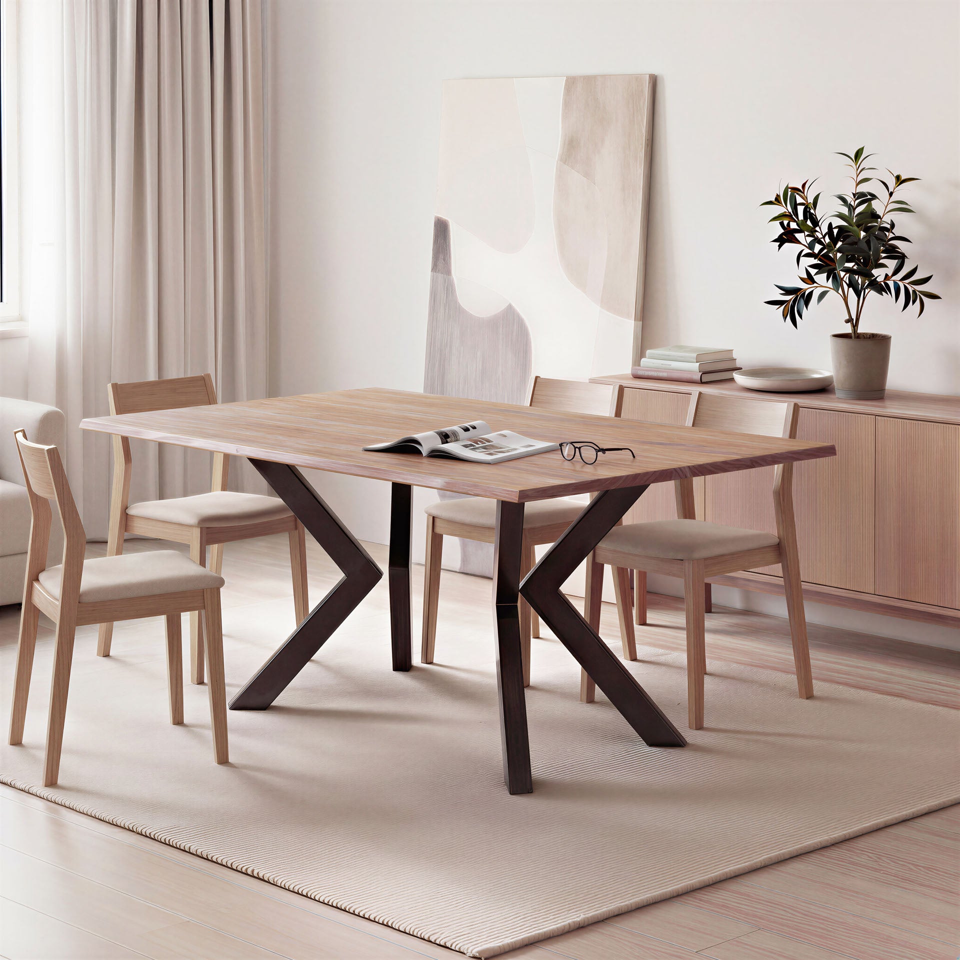 Holztisch mit schwarzen Beinen in einem Wohnzimmer